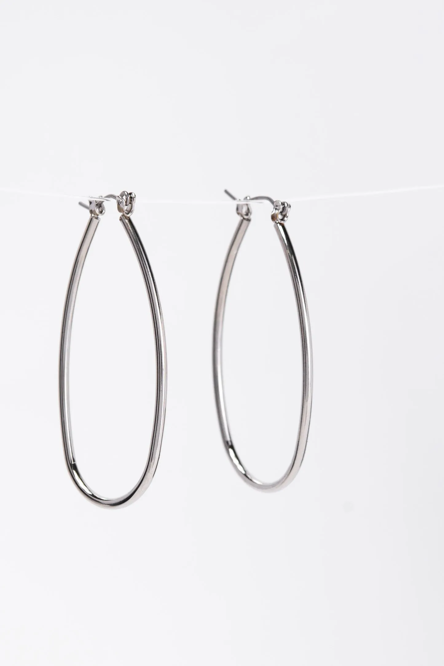 Gloria Metal Oval Hoop Earrings